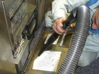 ゴキブリがカバーを開けると逃げ出す、掃除機で吸引.jpg