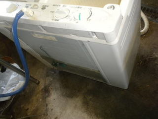 ゴキブリが出てくる洗濯機の裏側.jpg